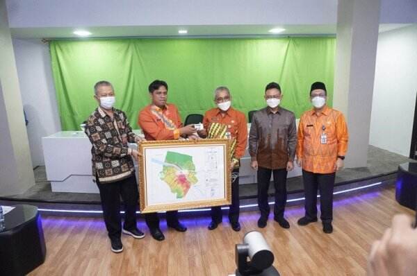 Kantah Pontianak Serahkan 20 Sertifikat, Aset Pemkot Bertambah Lagi
