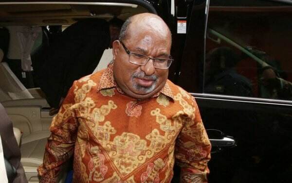 Lukas Enembe ke Singapura untuk Berobat sambil Berjudi
