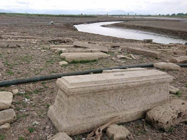 Geger! Ada Makam Tiba-tiba Bermunculan di Tengah-tengah Waduk Gajah Mungkur, Kenapa?