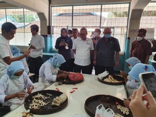 Lindungi Petani Tembakau Mendag Zulkifli Hasan Pastikan Produksi Terserap Industri Rokok