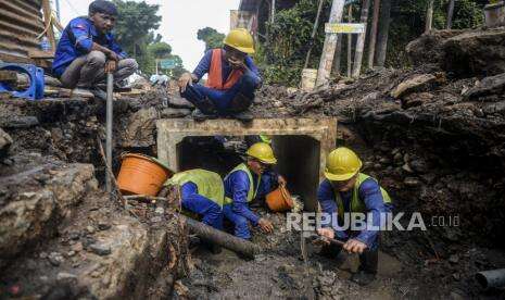In Picture: Pembangunan Saluran Air di Duren Sawit