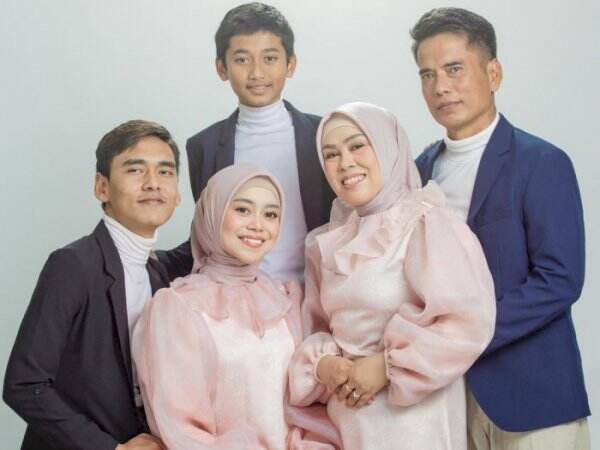 Ayah Lesti Unggah Foto Keluarga Bikin Nyesek: Diratukan Ayah, Dihancurkan Rizky Billar