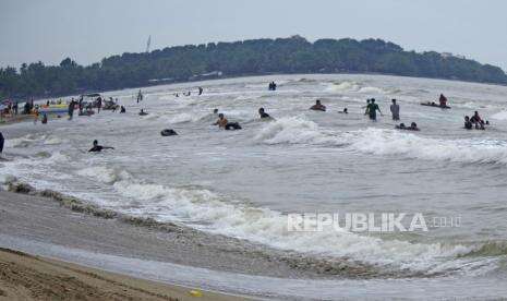 Gelombang Tinggi, Wisatawan Diimbau tak Berenang di Pantai Banten pada Akhir Pekan