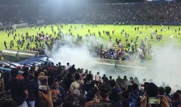 Takluk dari Persebaya, Suporter Arema FC Serbu Tengah Lapangan