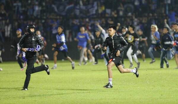 Suporter Masuk Lapangan usai Kalah, Sanksi Menanti Panpel Arema FC