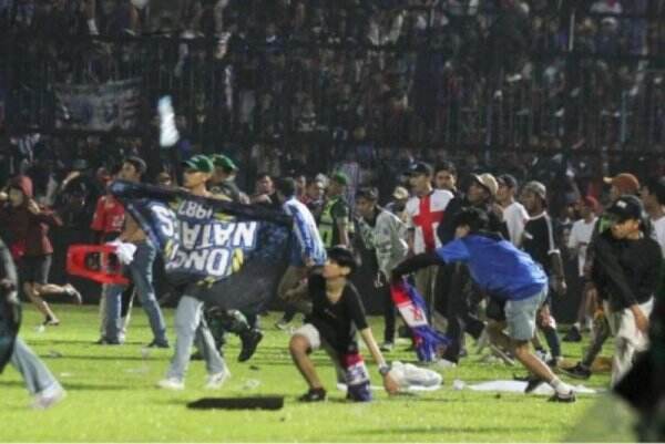 Kenapa Polisi Tembakkan Gas Air Mata Padahal Dilarang FIFA? (3)