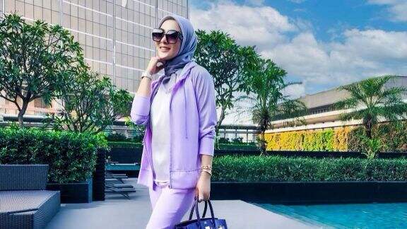 Tampil Glamor, Syahrini Pakai High Heels Emas Rp17 Juta, Netizen Nyinyiri Modelnya: Mirip Keranjang Ikan Mahal Amat