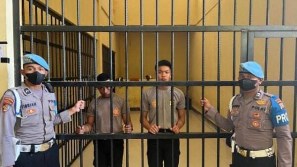 Ini Foto 2 Polisi Papua Barat yang Olok-olok dan Jilat Kue HUT TNI