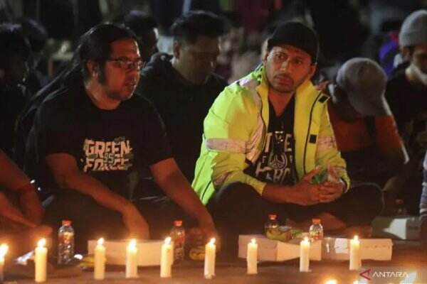 Tinggalkan Rivalitas, Bonek Doa Bersama di Depan Pintu 13 Stadion Kanjuruhan