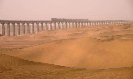 Covid-19 tak Kunjung Reda, Kereta dari Xinjiang Berhenti Beroperasi