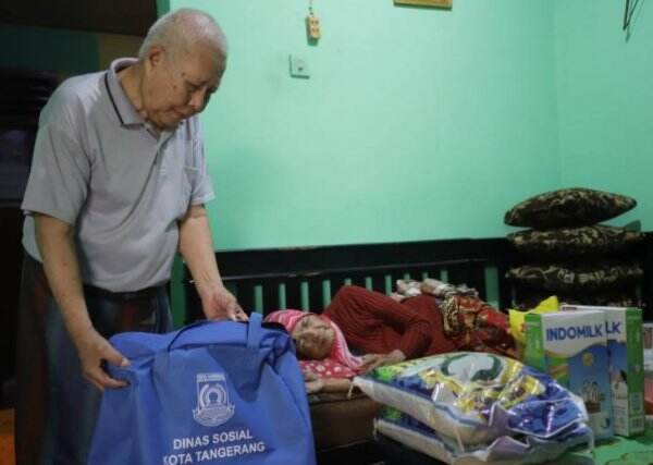 Lansia di Karawaci Terima Bantuan Permakanan