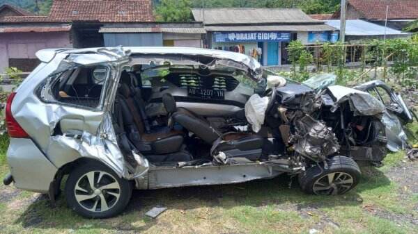 Gagal Menyalip, Truk Gasak Dua Kendaraan