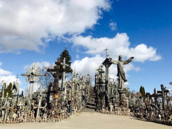 Seram Sekaligus Menakjubkan, Bukit Salib di Lithuania Dijamin Bikin Terpesona!