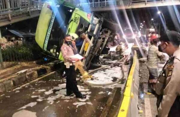 Kecelakaan Tunggal, Truk Kontainer Tabrak Pembatas Jalan dan Terguling di Cempaka Putih