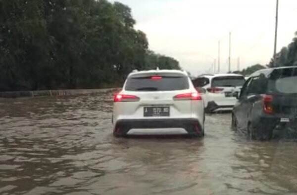 Exit Tol Bitung Belum Bisa Dilalui Kendaraan, Ketinggian Air 1 Meter