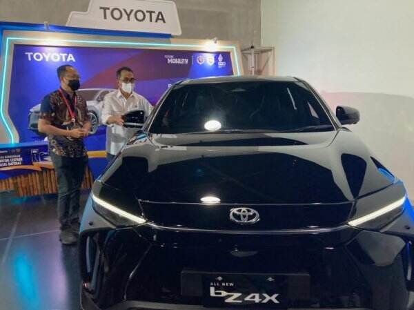Menhub Lihat Toyota bZ4X Di Bali