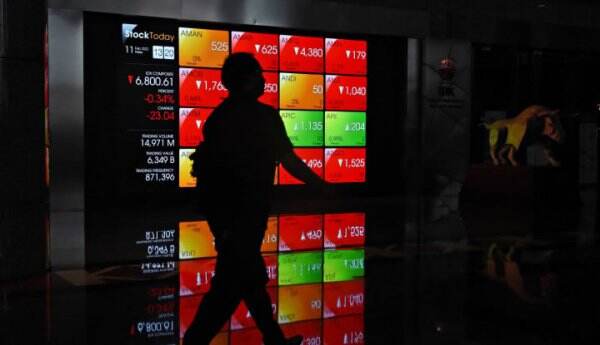 Penutupan Sesi Kedua, IHSG Makin Anjlok dan Nyaris Tinggalkan Level 7.000