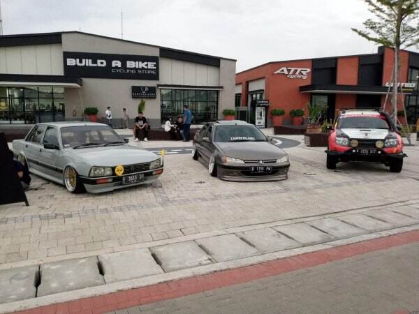 Saturday French Auto Meet-up Riuh dengan 100 Mobil Prancis