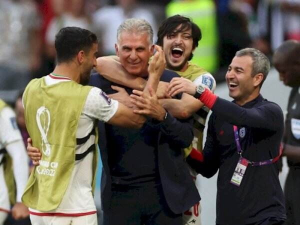 Iran Babat Wales 2-0, Sardar Azmoun Girang hingga Cekik Carlos Queiroz