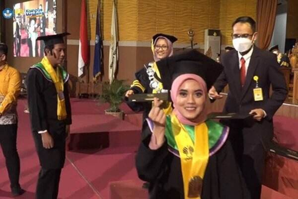Ngakak So Hard! Mahasiswa Unnes Lupa Ijazah saat Wisuda