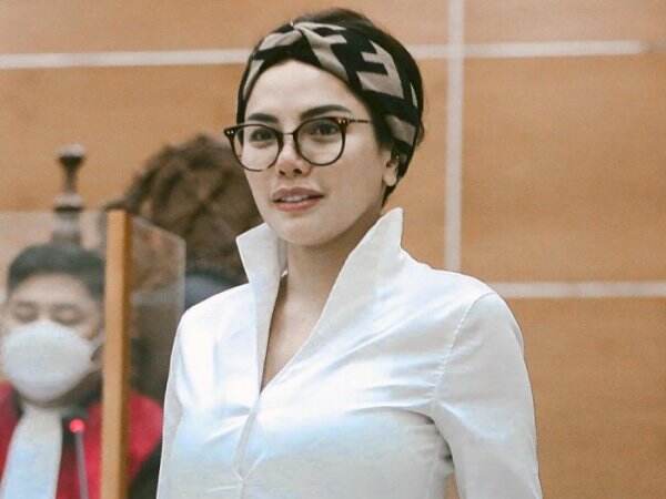 Nikita Mirzani Full Senyum Jalani Sidang, Wajah Makin Glowing selama di Rutan Jadi Sorotan