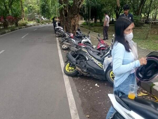 Satpam Unhas Kempiskan Ban lalu Robohkan Motor Ternyata Gara-gara Ini...