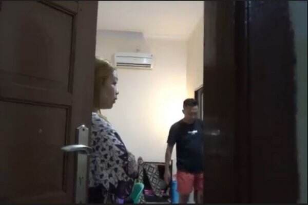 Hanya Kenakan Daster, Wanita Vokalis Band Digerebek saat Mesum di Kamar Kos
