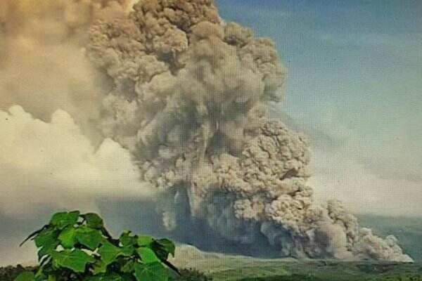 Kembali Erupsi, Gunung Semeru Keluarkan Awan Panas Setinggi 1.500 Meter