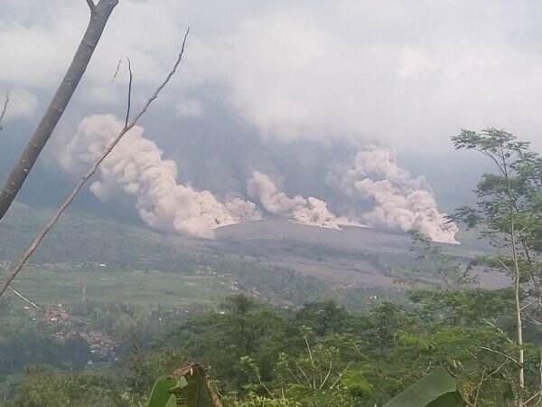 Efek Erupsi Gunung Semeru Terasa hingga Malang, Satu Kecamatan Diguyur Hujan Abu