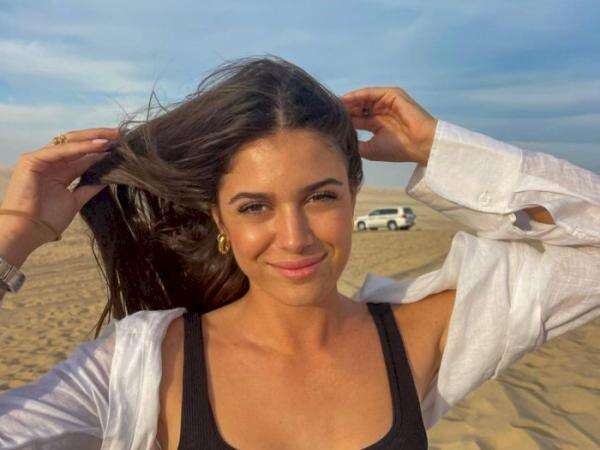 4 Potret Sira Martinez Ceweknya Ferran Torres Pakai Bikini Merah