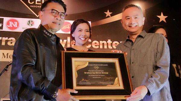 KSP Moeldoko Memberikan Sertifikat Penghargaan Yayasan Global CEO ...