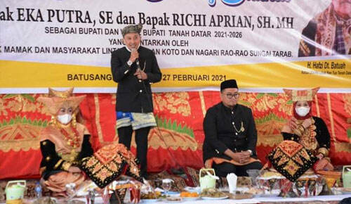 Bupati Eka Putra dan Wabub Richi Aprian Dilepas Ninik Mamak Lintau IX Koto dan Nagari Rao-Rao