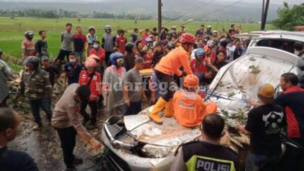 Dramatis Evakuasi Mobil Satu Keluarga yang Tertimpa Pohon, Atap Mobil Terpaksa Dipotong