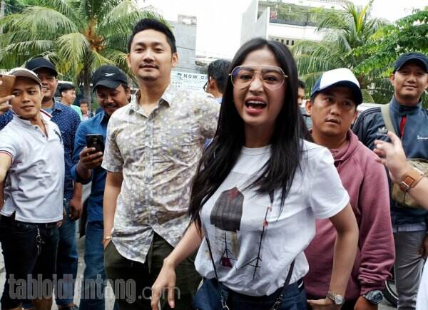 Dewi Perssik Buang Cincin Pernikahan di Pantai Ancol