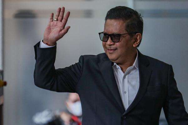 Hasto Kristiyanto Siap Ditahan KPK dengan Kepala Tegap dan Mulut Tersenyum Hasto Kristiyanto Siap Ditahan KPK dengan Kepala Tegap dan Mulut Tersenyum