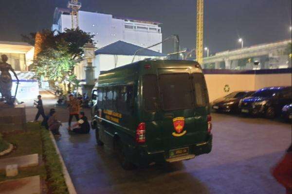 Eks Jampidsus Febrie Adriansyah Belum Selesai Diperiksa, 2 Mobil Tahanan Siaga di Kejagung Eks Jampidsus Febrie Adriansyah Belum Selesai Diperiksa, 2 Mobil Tahanan Siaga di Kejagung