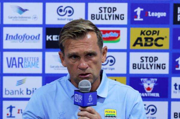 Igor Tolic Akui Persib Tampil Berantakan di Babak Pertama Lawan PSM Igor Tolic Akui Persib Tampil Berantakan di Babak Pertama Lawan PSM