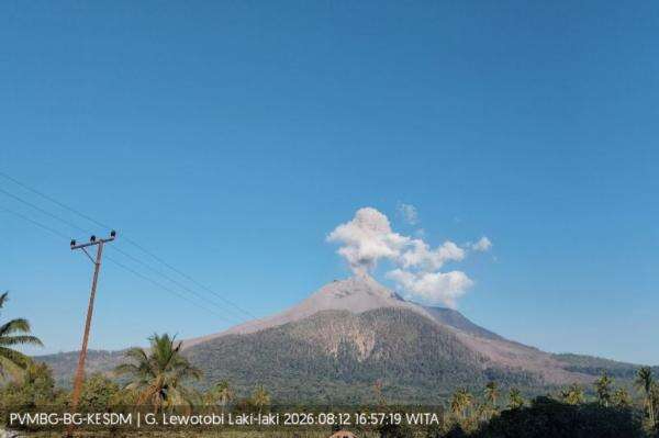 Gunung Lewotobi Laki-Laki Erupsi, Kolom Abu Membubung Setinggi 600 Meter Gunung Lewotobi Laki-Laki Erupsi, Kolom Abu Membubung Setinggi 600 Meter