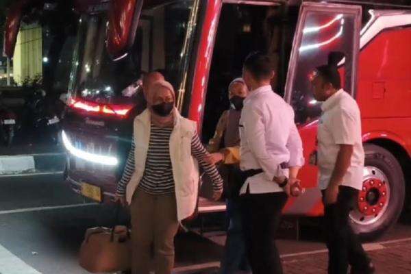 Bupati Pemalang Anom Widiyantoro dan Istri Kena OTT KPK, Total 12 Orang Dibawa ke Jakarta Bupati Pemalang Anom Widiyantoro dan Istri Kena OTT KPK, Total 12 Orang Dibawa ke Jakarta