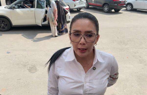 Rieke Diah Pitaloka Kawal Kasus Penganiayaan Mantan ART Erin Wartia di Polres Metro Jaksel Rieke Diah Pitaloka Kawal Kasus Penganiayaan Mantan ART Erin Wartia di Polres Metro Jaksel