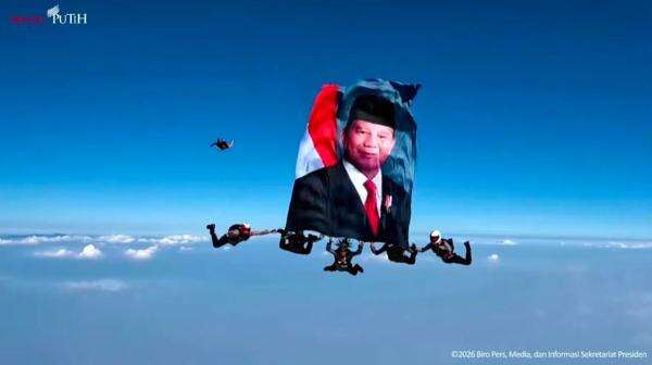 Momen Unik Foto Prabowo Berkibar di Langit saat Hari Bhayangkara Ke-80 Momen Unik Foto Prabowo Berkibar di Langit saat Hari Bhayangkara Ke-80