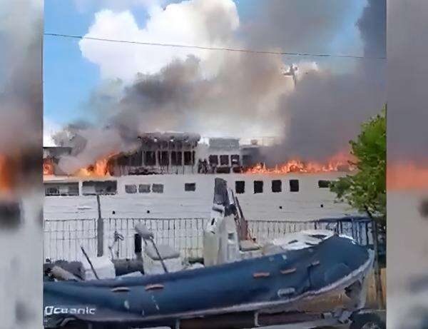 KM Prince Soya Terbakar Hebat saat Bersandar di Pelabuhan Samarinda KM Prince Soya Terbakar Hebat saat Bersandar di Pelabuhan Samarinda