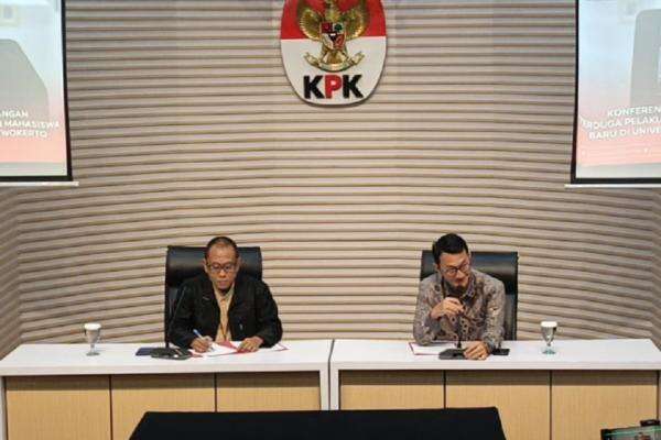 Rektor Unsoed dan Warek III Jadi Tersangka Pemerasan dan Gratifikasi Mahasiswa Baru Rektor Unsoed dan Warek III Jadi Tersangka Pemerasan dan Gratifikasi Mahasiswa Baru