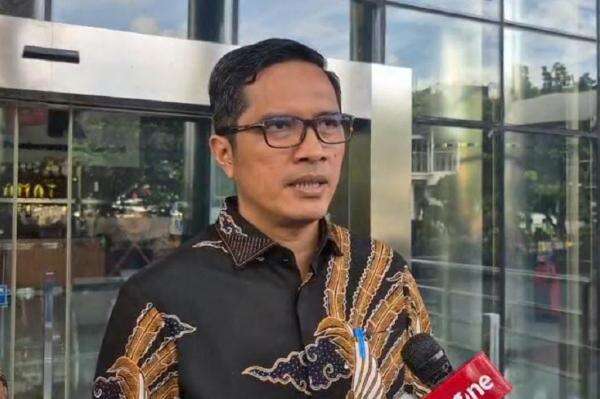 Keluarga Eks Jampidsus Febrie Adriansyah Buka Suara soal Kematian Sutrimo, Ungkap Sakit Diabetes Bertahun-tahun Keluarga Eks Jampidsus Febrie Adriansyah Buka Suara soal Kematian Sutrimo, Ungkap Sakit Diabetes Bertahun-tahun