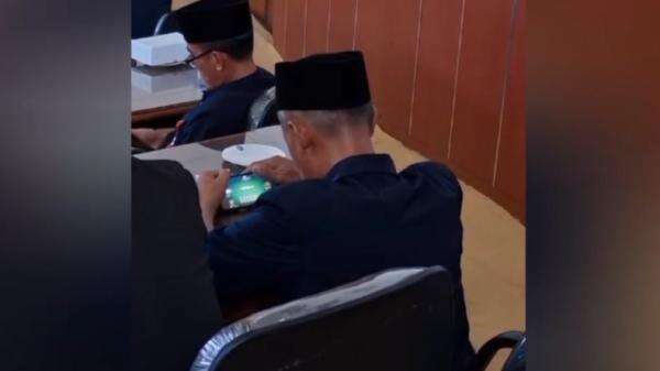 Viral! Main Gim di Ruang Rapat Paripurna DPRD, Camat Madiun Minta Maaf Viral! Main Gim di Ruang Rapat Paripurna DPRD, Camat Madiun Minta Maaf