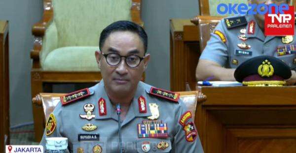 Komjen Suyudi Hormat ke Eks Wakapolri Adang Daradjatun Usai Fit and Proper Test Calon Kapolri Komjen Suyudi Hormat ke Eks Wakapolri Adang Daradjatun Usai Fit and Proper Test Calon Kapolri