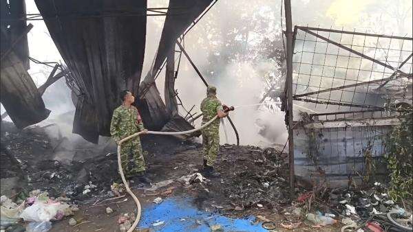 Water Tank TNI Bantu Padamkan Kebakaran di Tajurhalang Bogor Water Tank TNI Bantu Padamkan Kebakaran di Tajurhalang Bogor