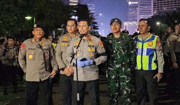 Polisi Tangkap 2 Orang Bawa Pisau dan Golok Menuju Titik Aksi Mahasiswa, Motifnya Didalami Polisi Tangkap 2 Orang Bawa Pisau dan Golok Menuju Titik Aksi Mahasiswa, Motifnya Didalami