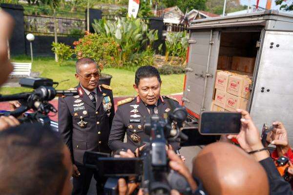 Bantu Korban Gempa NTT, Polda Jateng Kerahkan Tim Medis hingga 10 Truk Logistik Bantu Korban Gempa NTT, Polda Jateng Kerahkan Tim Medis hingga 10 Truk Logistik
