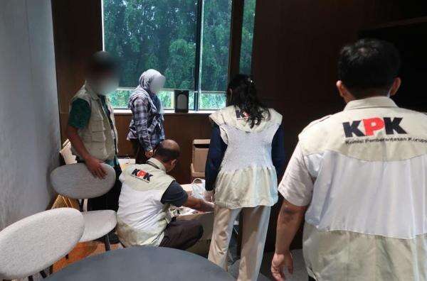 Penggeledahan Kasus HGB Berlanjut, KPK Sasar Rumah Tersangka Lampri di Bekasi Penggeledahan Kasus HGB Berlanjut, KPK Sasar Rumah Tersangka Lampri di Bekasi